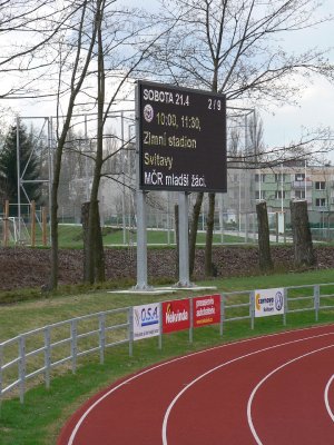 Velkoplošná tabule s kalendářem akcí.