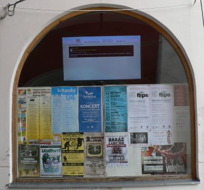 Velkoplošná televize s kalendářem akcí ve výloze svitavského informačního centra.