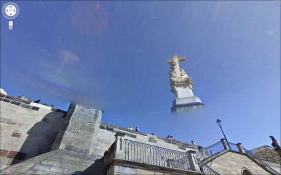 Ukázka Google Street View - ulítnutá socha.