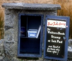 Ukázka letterboxu - zdroj http://commons.wikimedia.org/wiki/File:Inside_the_Cranmere_Pool_letterbox_-_geograph.org.uk_-_371061.jpg.