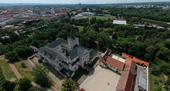 Letecká virtuální prohlídka Pardubic se záběrem na zámek – autor VirtualPanorama.cz